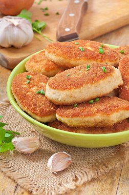 yeşil bir kase tavuk pirzola