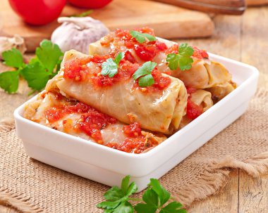 maydanoz ile süslenmiş domates soslu lahana dolması