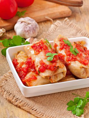 maydanoz ile süslenmiş domates soslu lahana dolması