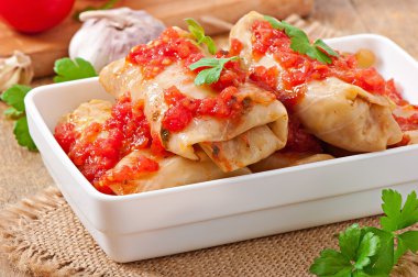 maydanoz ile süslenmiş domates soslu lahana dolması