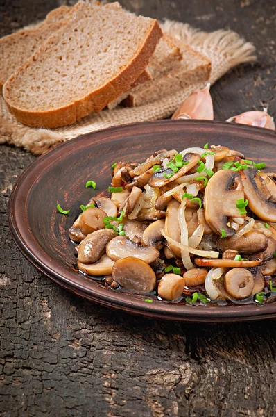 Gebakken champignons en uien — Stockfoto