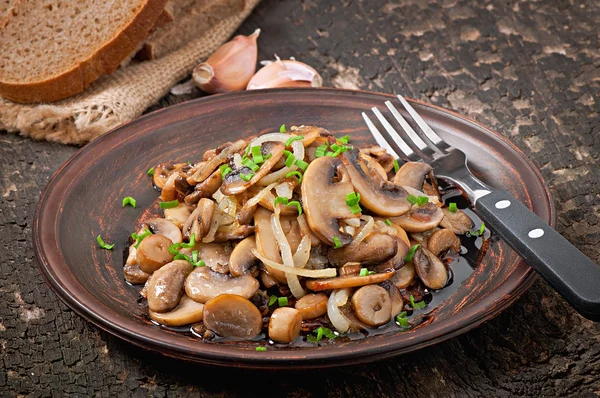 Жареные грибы и лук — стоковое фото