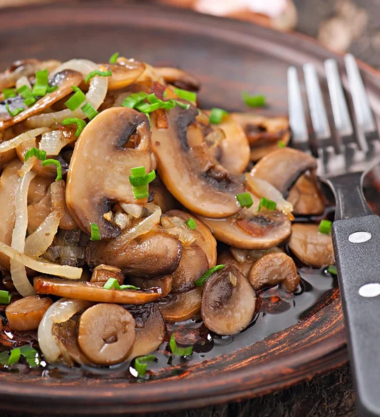 Gebakken champignons en uien — Stockfoto