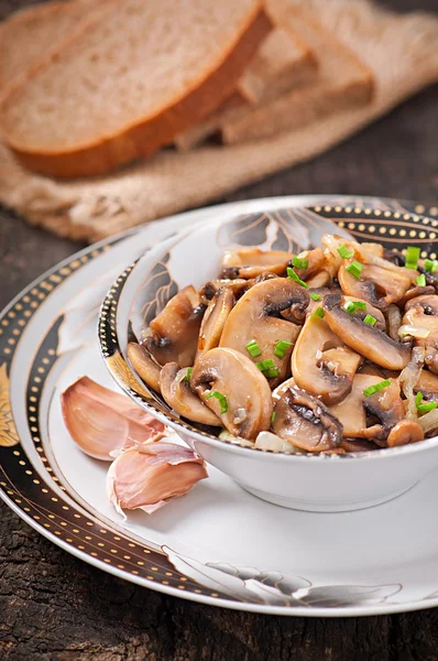 Gebakken champignons en uien — Stockfoto