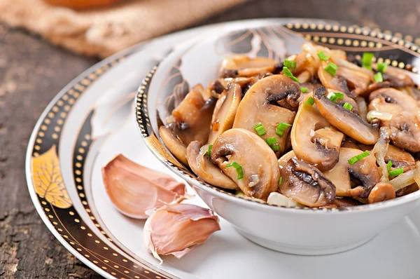 Gebakken champignons en uien — Stockfoto