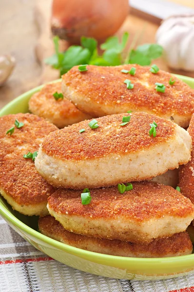 Chicken cutlets in a green bowl — Stock Photo, Image