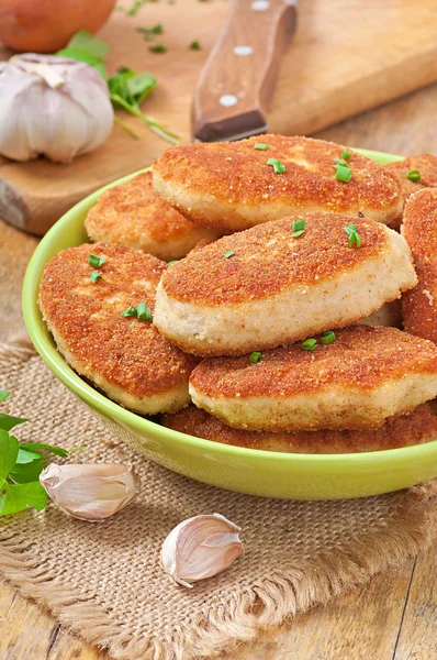 Chicken cutlets in a green bowl — Stock Photo, Image