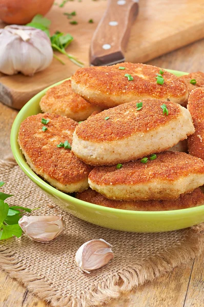 Costeletas de frango em uma tigela verde — Fotografia de Stock