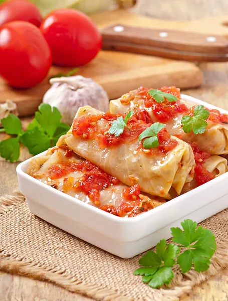 maydanoz ile süslenmiş domates soslu lahana dolması