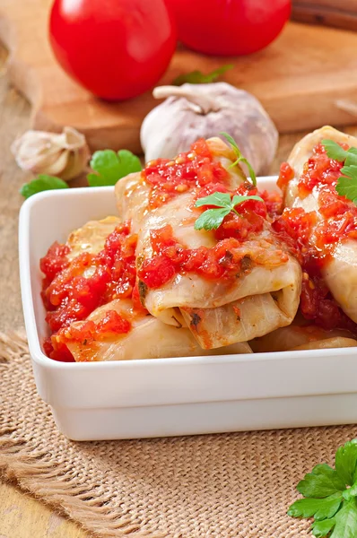 Gevulde kool met tomatensaus versierd met peterselie — Stockfoto