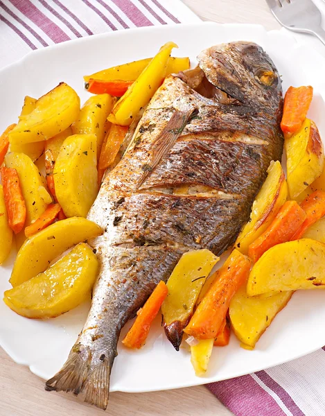 Dorada horneada con patatas — Foto de Stock