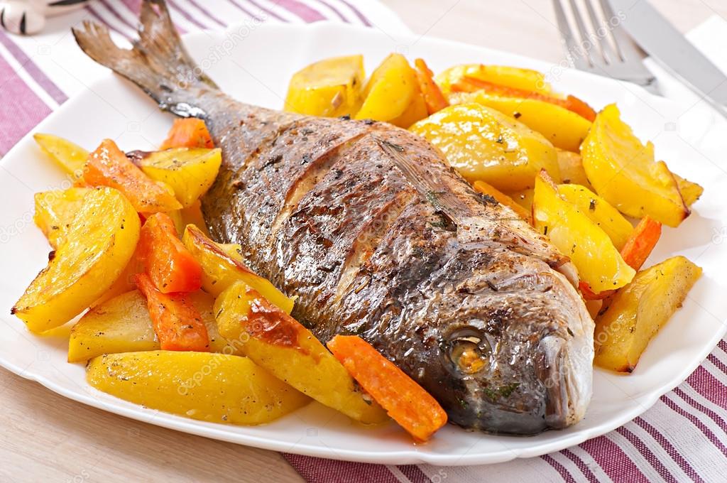 Dorada baked with potatoes