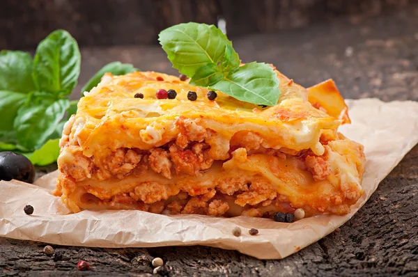 Klassische Lasagne mit Bolognese-Sauce — Stockfoto