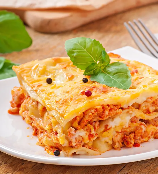 Klasyczna lasagne z sosem bolognese — Zdjęcie stockowe