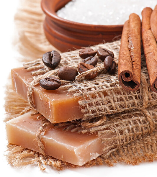 Натуральное мыло и соль изолированы на белом фоне
