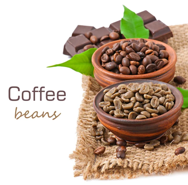 Groen en bruin koffie bonen in kommen — Stockfoto