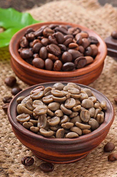 Green and brown coffee beans in bowls — Stock Photo, Image