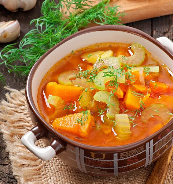 Овощной суп на старом деревянном фоне — стоковое фото