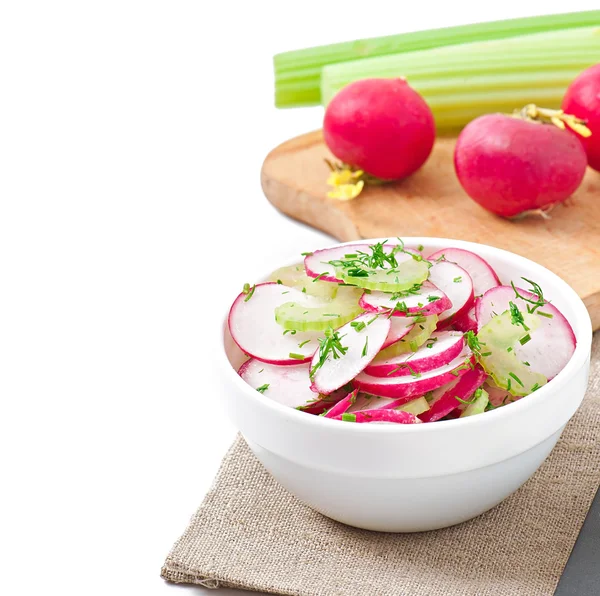 Salada de rabanete em tigela branca — Fotografia de Stock