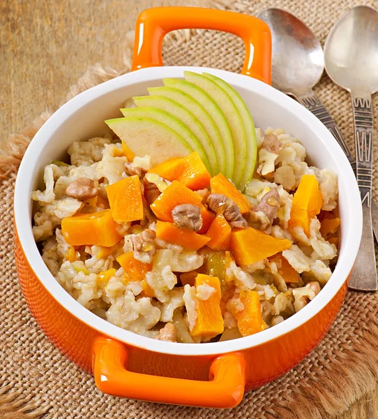 Avena con calabaza, manzanas, nueces y miel — Foto de Stock