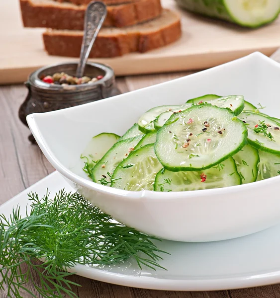 Frischer Salat aus Gurken mit Dill und Pfeffer — Stockfoto