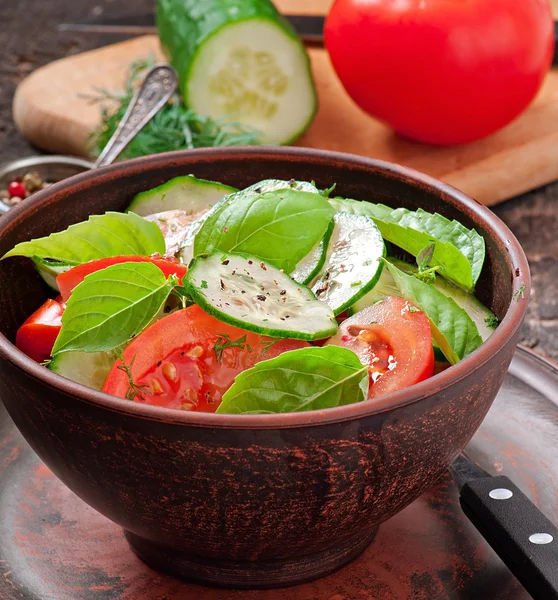 Tomaat en komkommer salade met zwarte peper en basilicum — Stockfoto