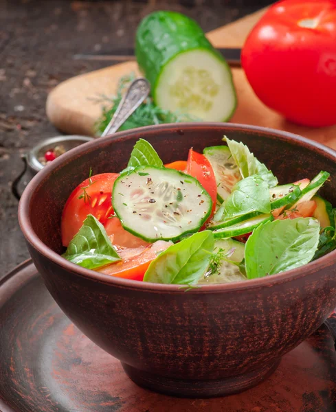 Tomato and cucumber salad with black pepper and basil — Stock Photo, Image