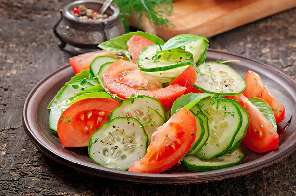 Salada de tomate e pepino com pimenta preta e manjericão — Fotografia de Stock