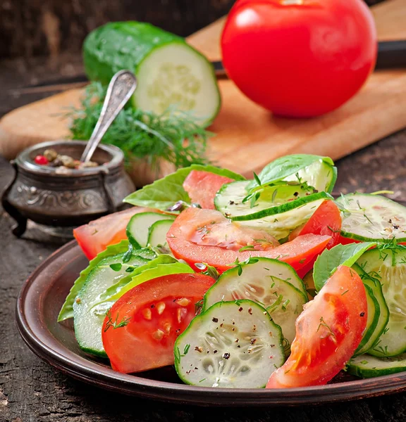 Tomato and cucumber salad with black pepper and basil — Stock Photo, Image