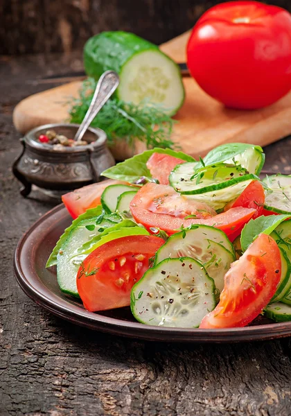 Salát rajče a okurka s černým pepřem a bazalkou — Stock fotografie