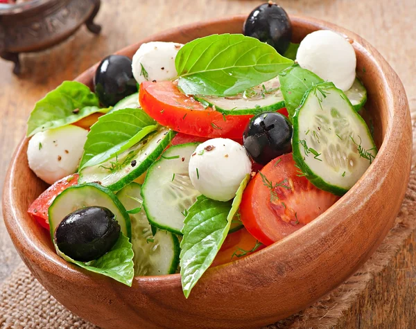 Färska grönsaker grekisk sallad, närbild — Stockfoto
