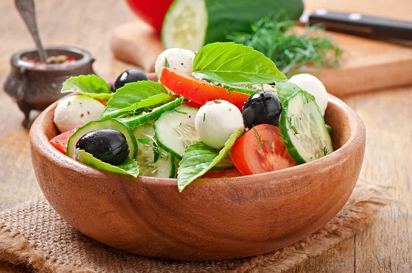 Färska grönsaker grekisk sallad, närbild — Stockfoto