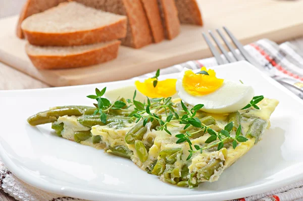 Omelet med grønnbønne – stockfoto