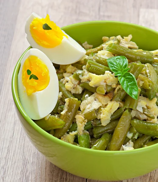 Bohnen mit Eiern in Schüssel. — Stockfoto