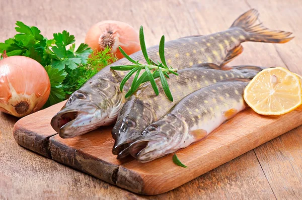 Pique preparação de peixe cru para assar na cozinha — Fotografia de Stock