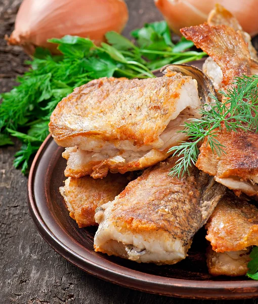 Prato de peixe - peixe frito e ervas — Fotografia de Stock