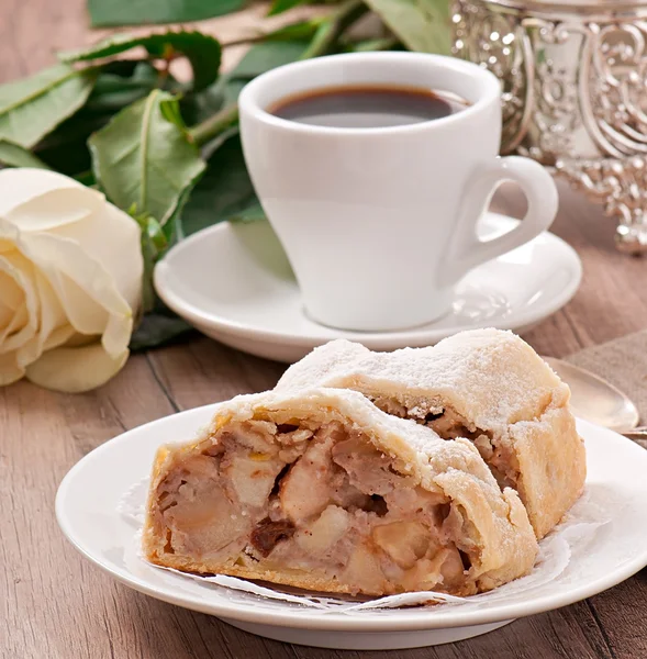 Tranche d'un strudel de pomme sur l'assiette — Photo