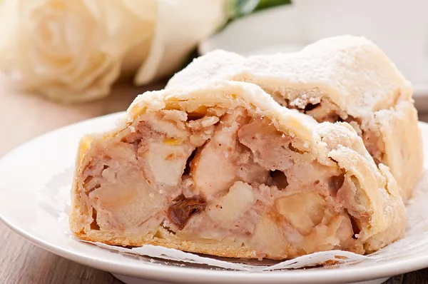 Segment van een strudel cu mere op de plaat — Stockfoto