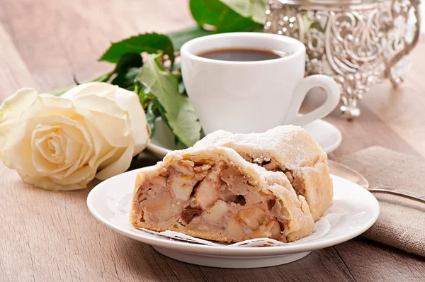 Fatia de um strudel de maçã na chapa — Fotografia de Stock