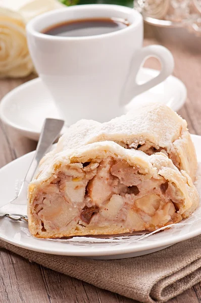 Tranche d'un strudel de pomme sur l'assiette — Photo