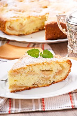 Bir tabak elmalı turta.