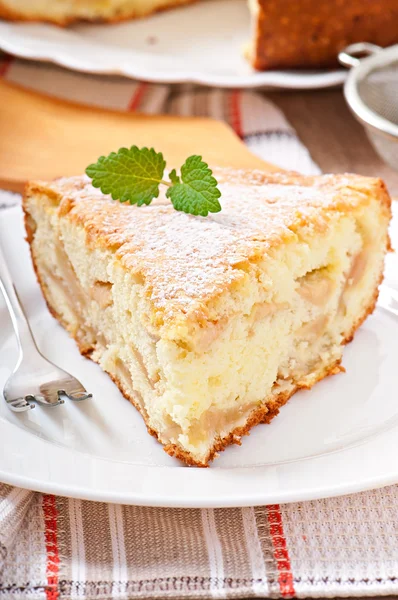 Rebanada de pastel de manzana en un plato — Foto de Stock