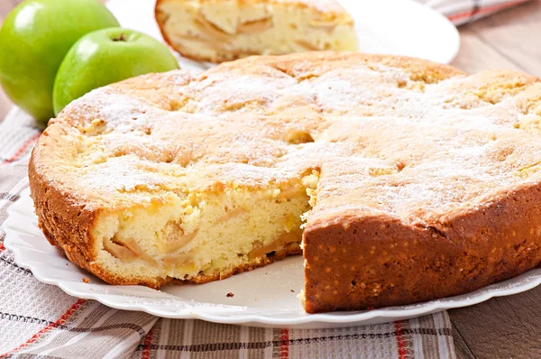 Шматочок яблучного пирога на тарілці — стокове фото
