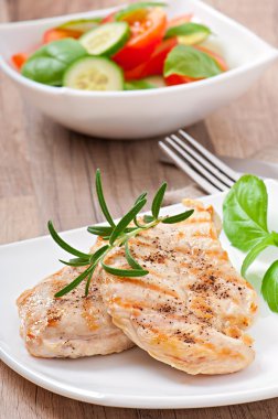 Izgara tavuk göğsü ve sebze.