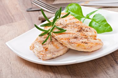 Izgara tavuk göğsü ve sebze.