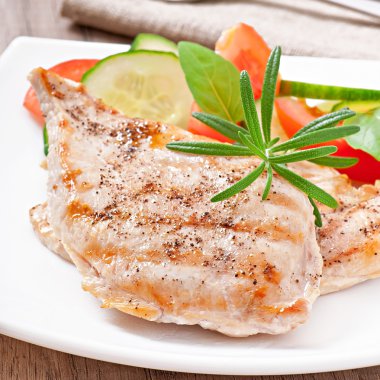 Izgara tavuk göğsü ve sebze.