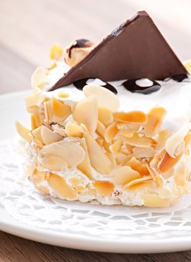 nazik badem Pasta krema ve çikolata ile