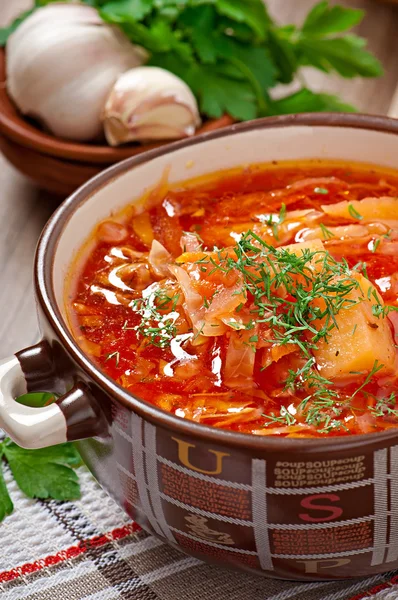 Ukrán és orosz nemzeti piros leves borscs Vértes — Stock Fotó
