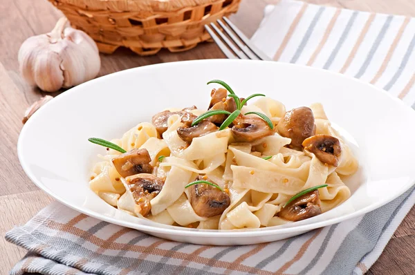 Vejetaryen tabağı tagliatelle ve mantar ile — Stok fotoğraf