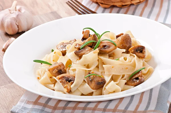 Tagliatelle and mushrooms — Stock Photo, Image